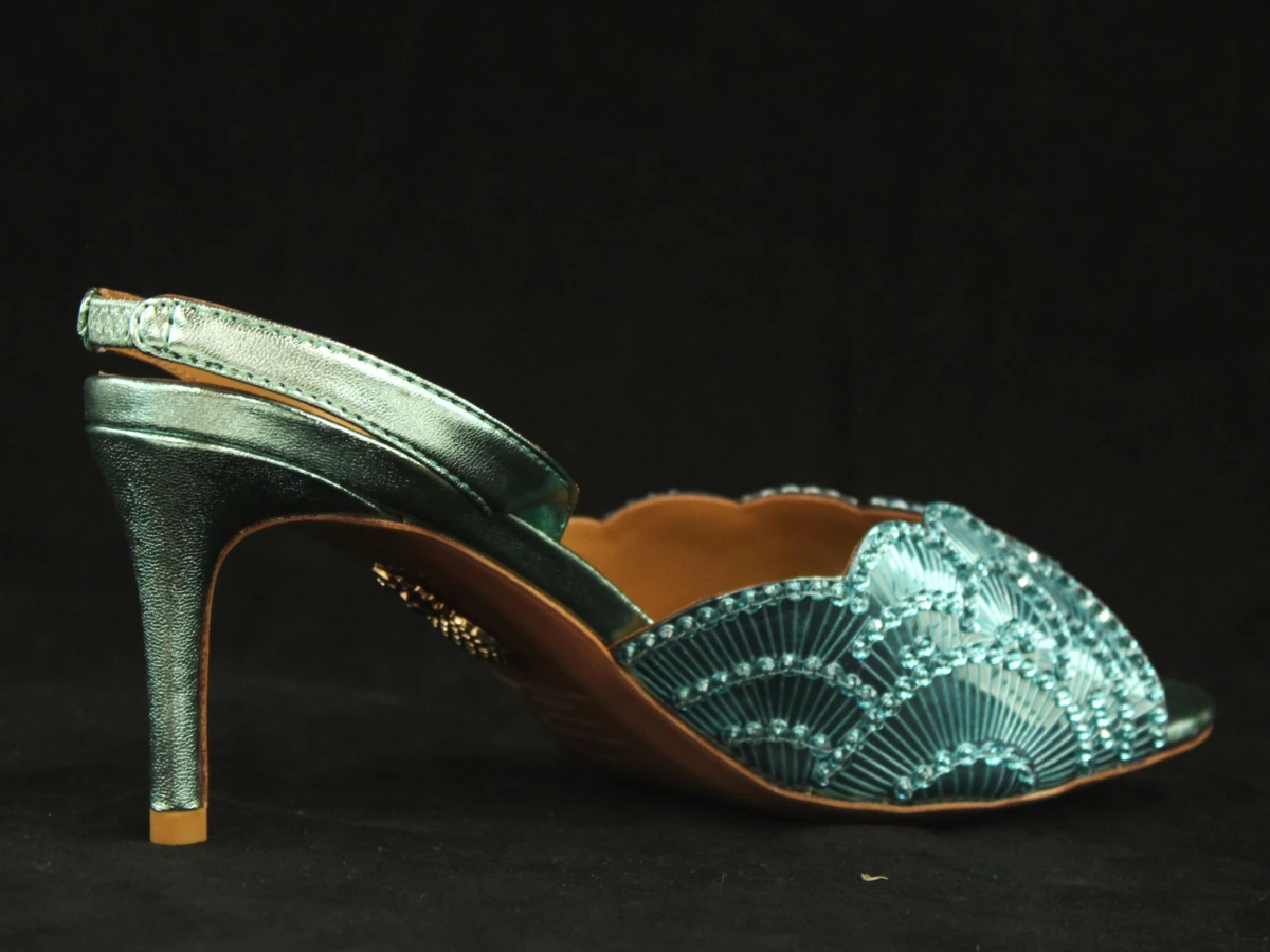 Aquazzura slingback hakken met blauwe metalic afwerking in textiel en kalfsleder