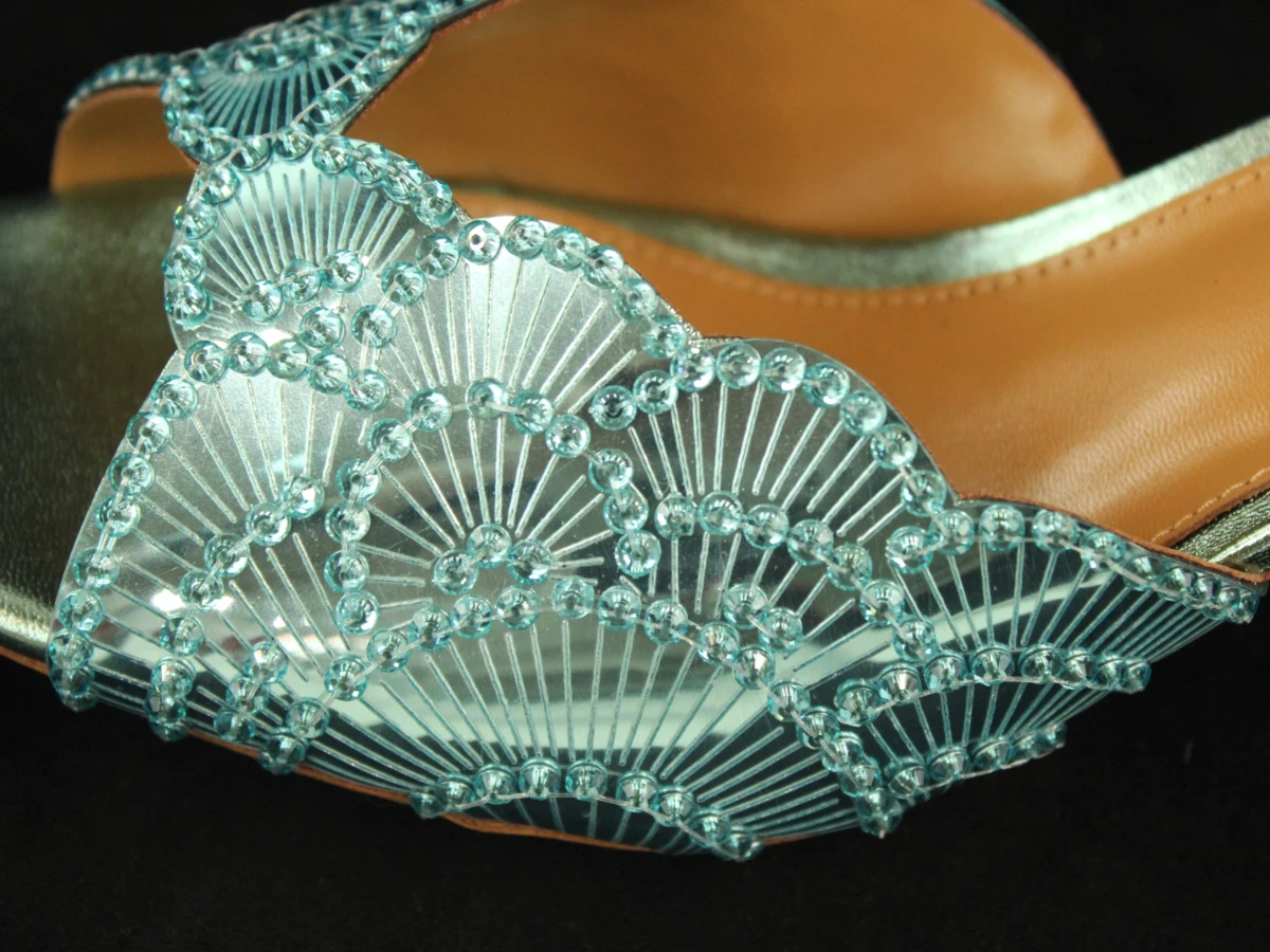 Aquazzura slingback hakken met blauwe metalic afwerking in textiel en kalfsleder