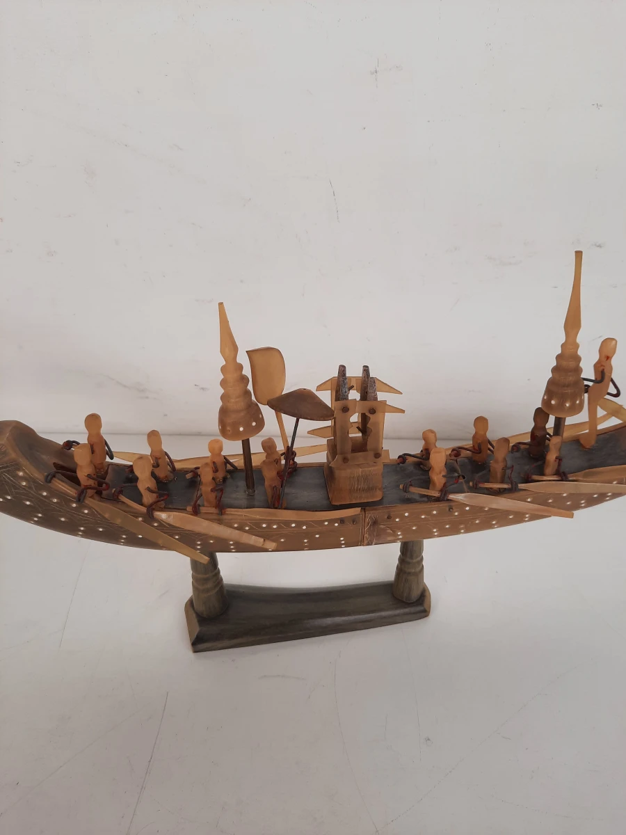 Prachtige Handgesneden Miniatuur van de Thaise Koninklijke Staatsieboot (Suphannahong)