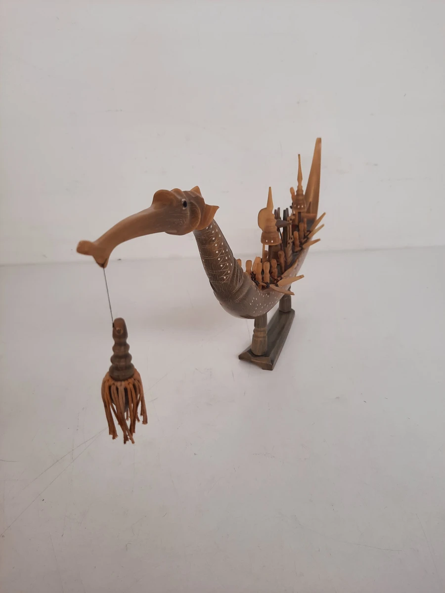 Prachtige Handgesneden Miniatuur van de Thaise Koninklijke Staatsieboot (Suphannahong)