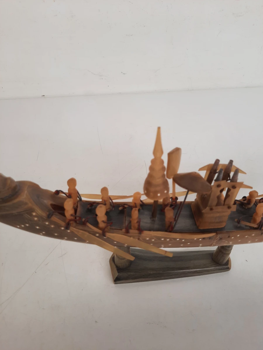Prachtige Handgesneden Miniatuur van de Thaise Koninklijke Staatsieboot (Suphannahong)
