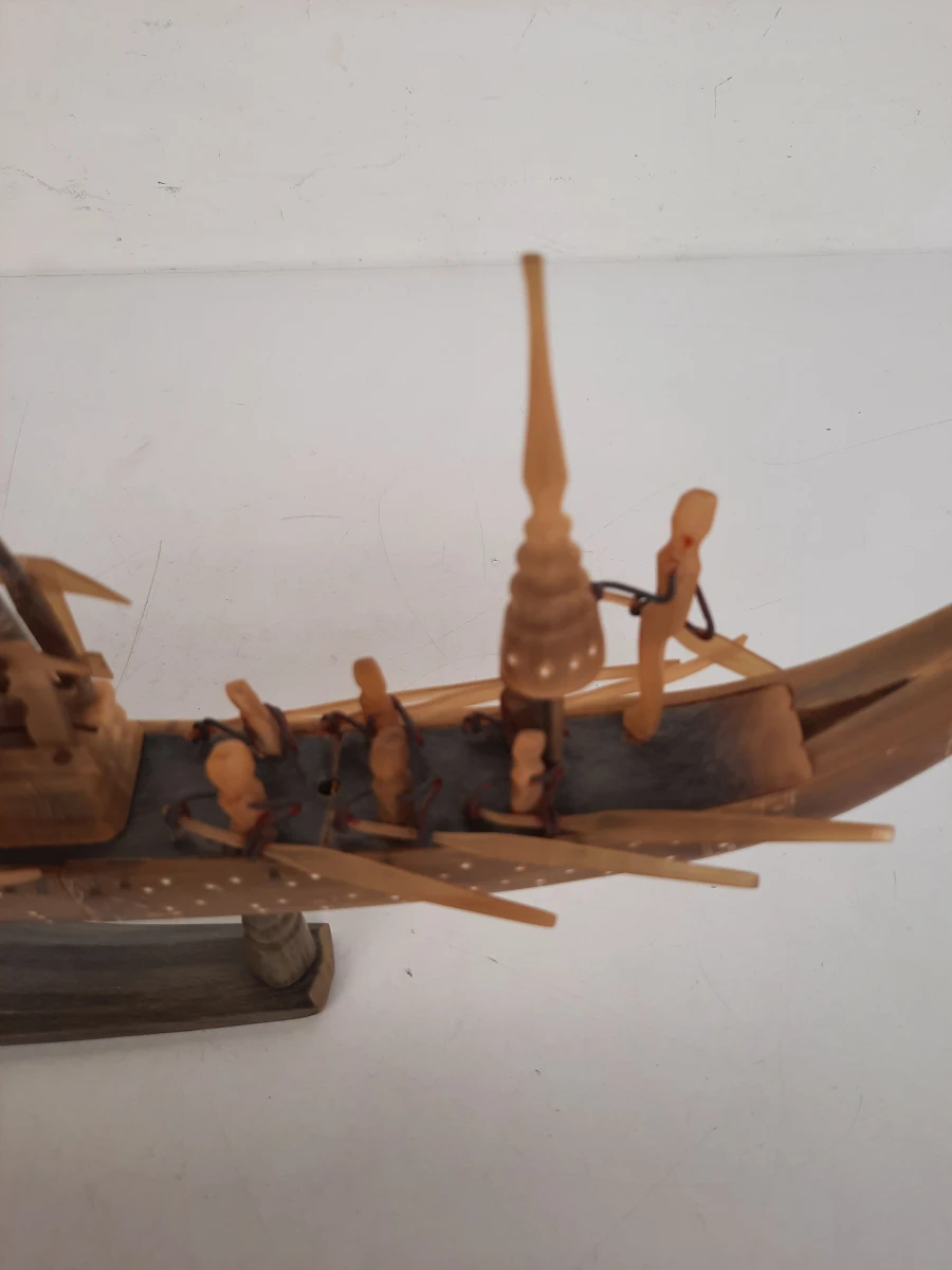 Prachtige Handgesneden Miniatuur van de Thaise Koninklijke Staatsieboot (Suphannahong)