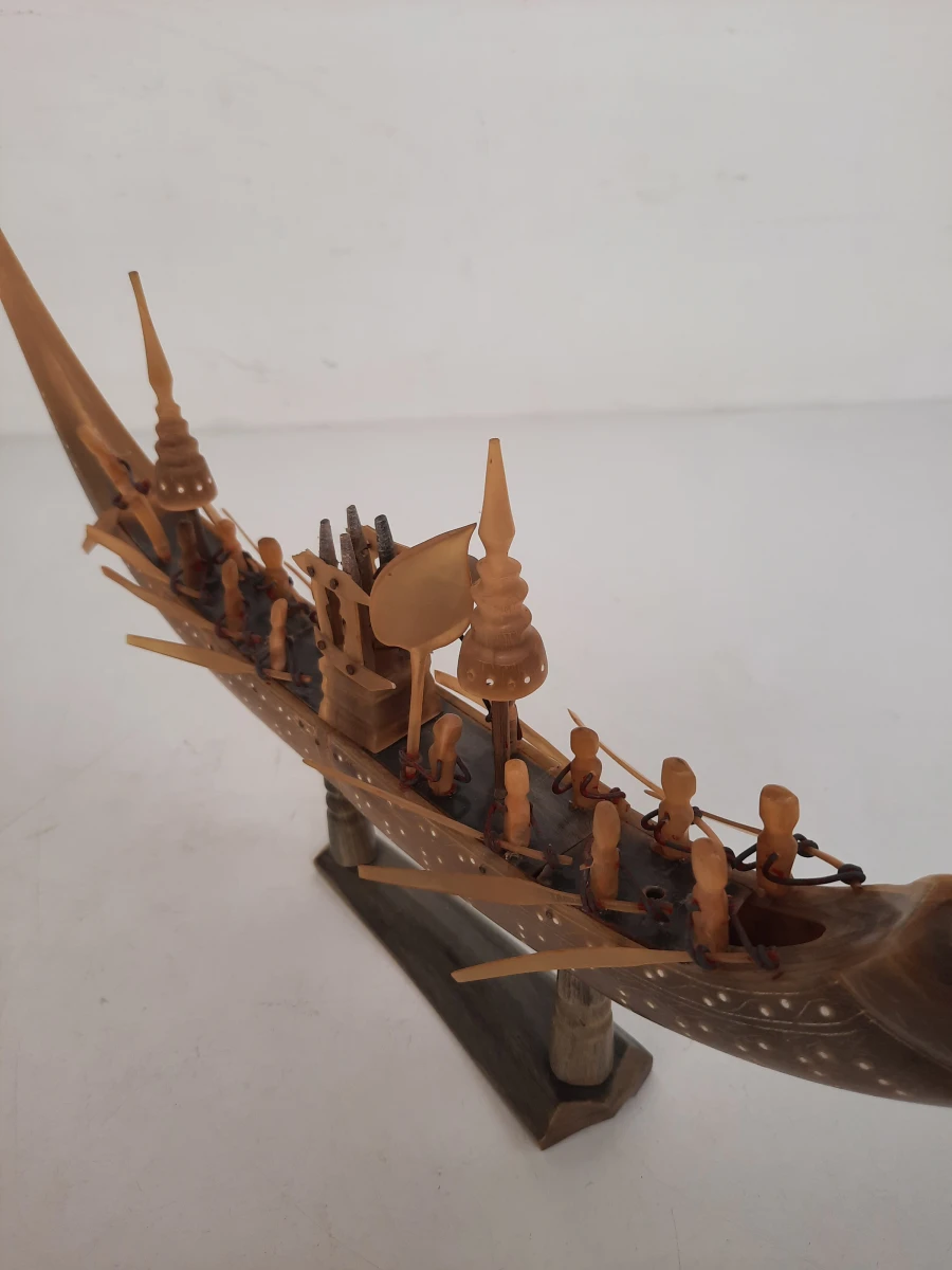 Prachtige Handgesneden Miniatuur van de Thaise Koninklijke Staatsieboot (Suphannahong)
