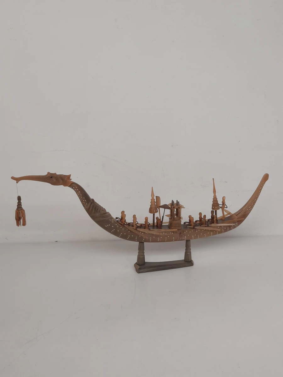 Prachtige Handgesneden Miniatuur van de Thaise Koninklijke Staatsieboot (Suphannahong)
