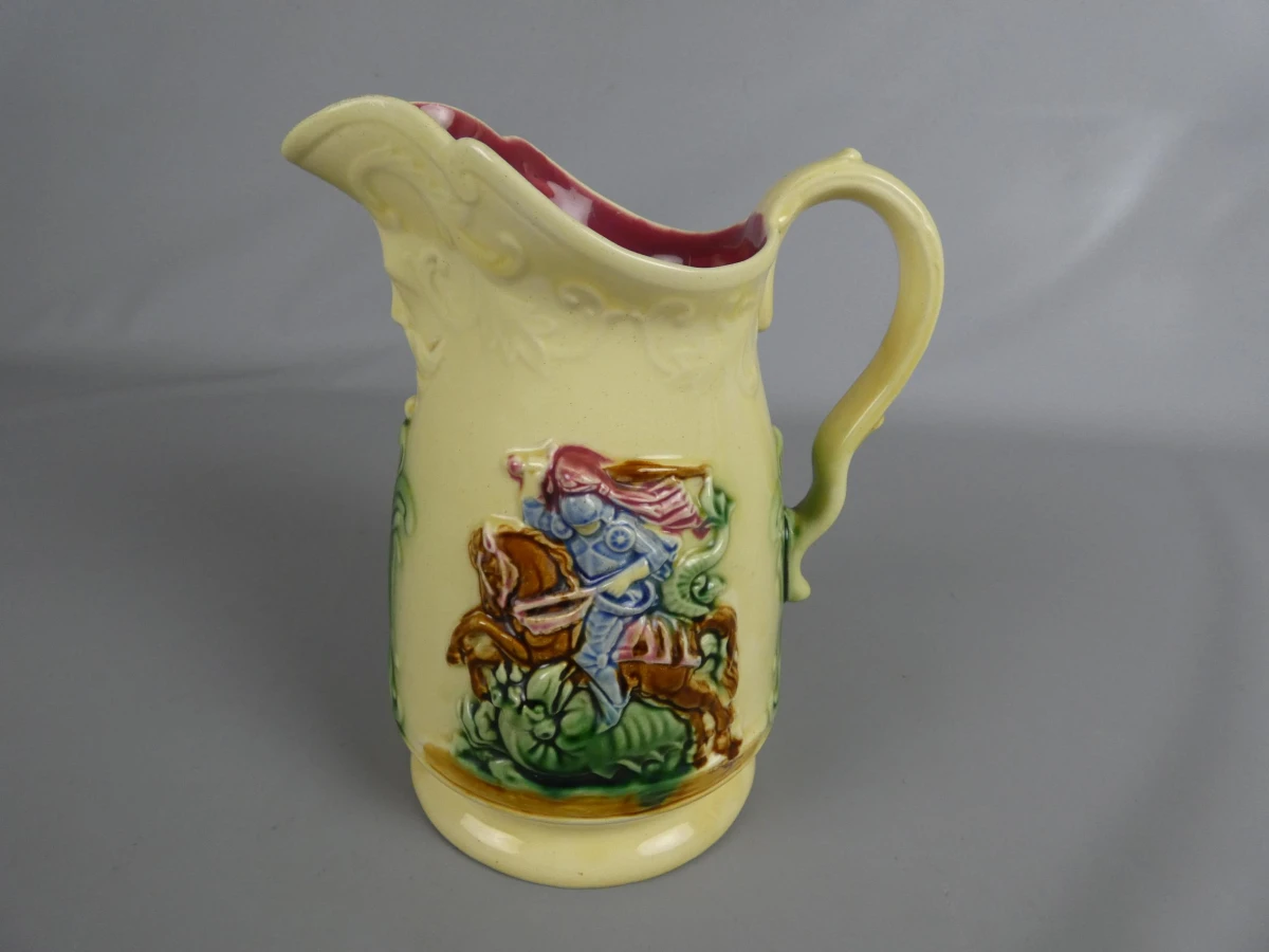 Majolica Schenkkan met Reliëf
