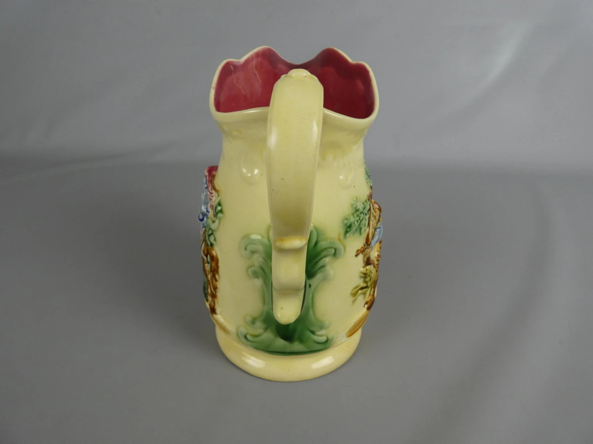 Majolica Schenkkan met Reliëf