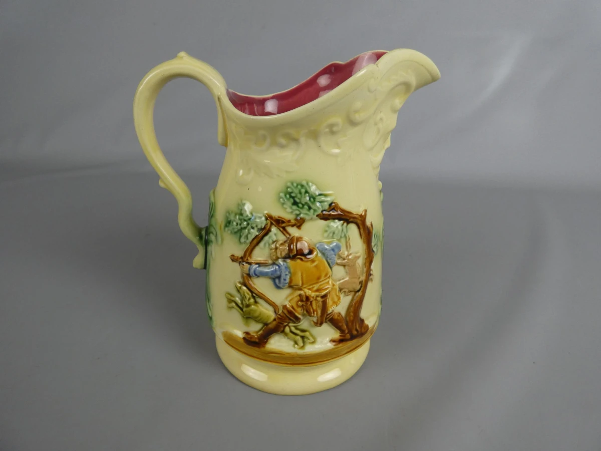Majolica Schenkkan met Reliëf