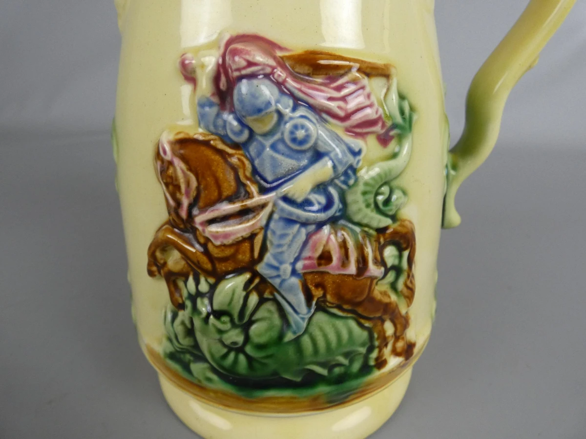 Majolica Schenkkan met Reliëf