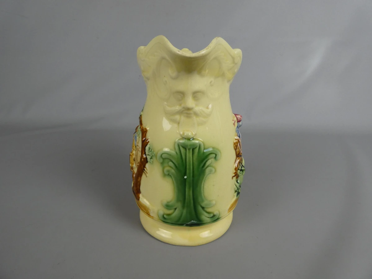 Majolica Schenkkan met Reliëf