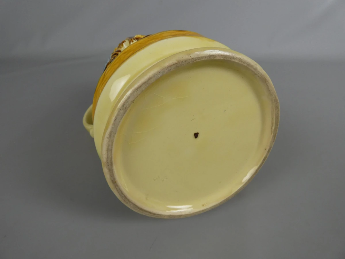 Majolica Schenkkan met Reliëf