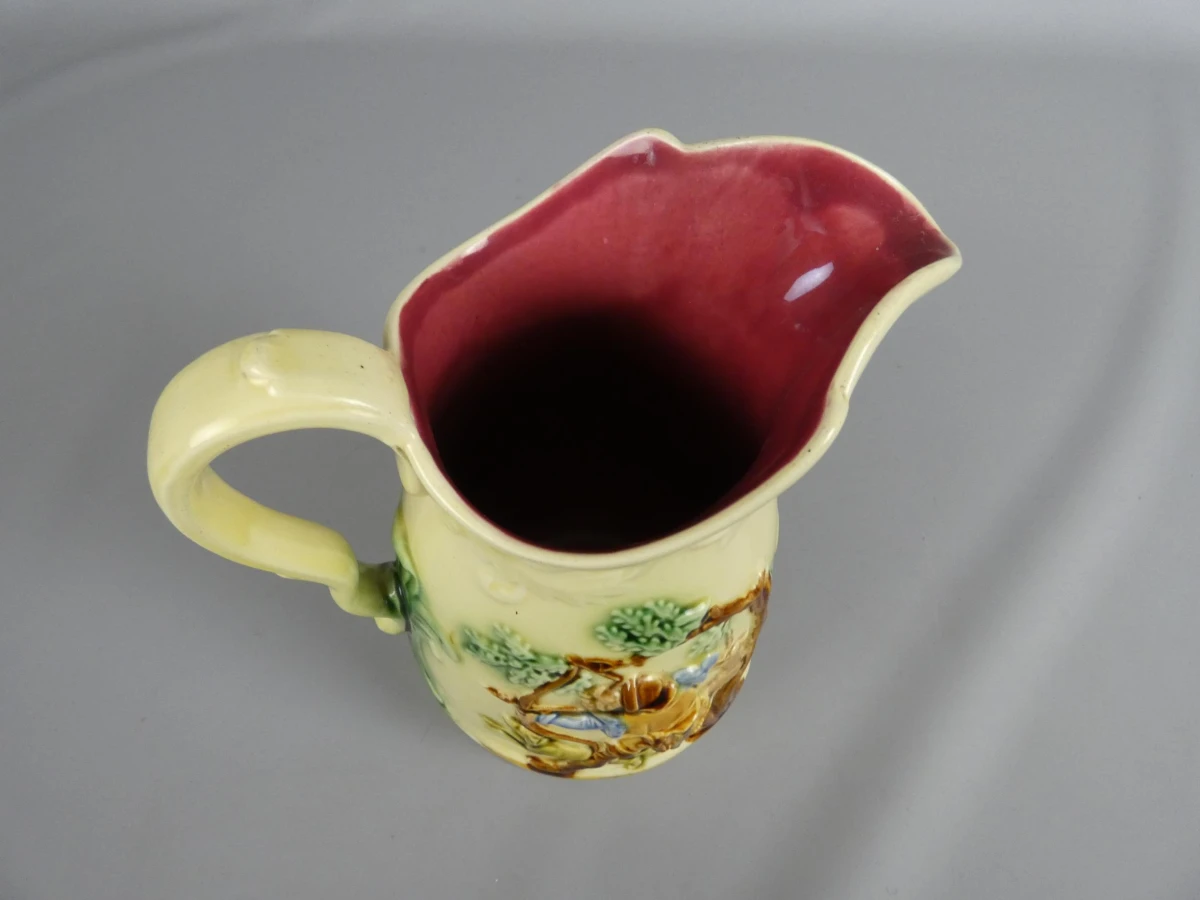 Majolica Schenkkan met Reliëf