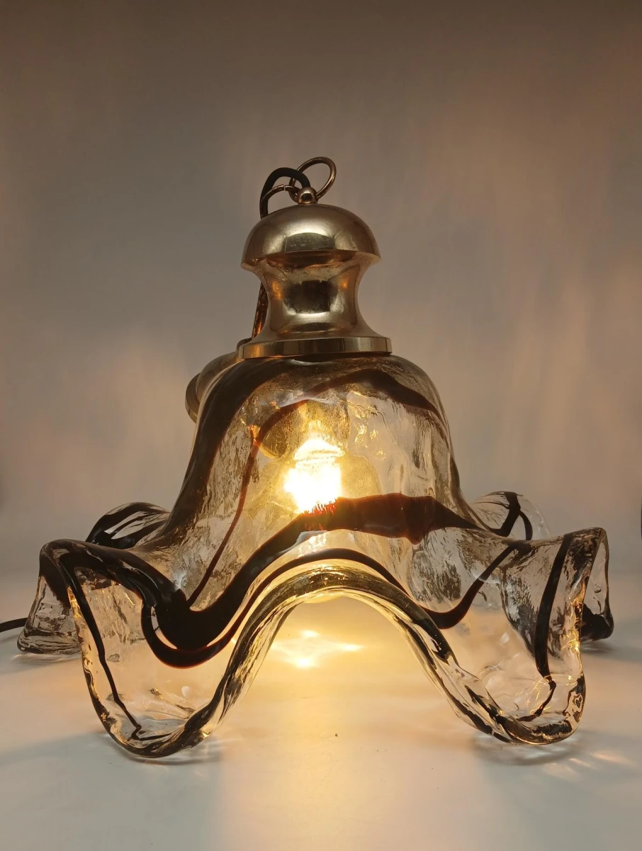 Vintage hanglamp met glazen kap en messing details