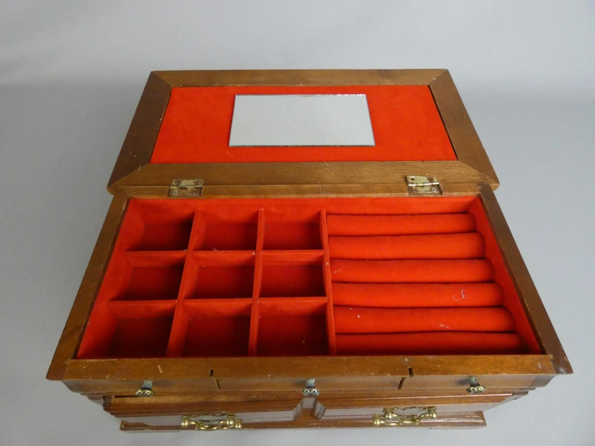 Houten sieradenkist in dressoirstijl