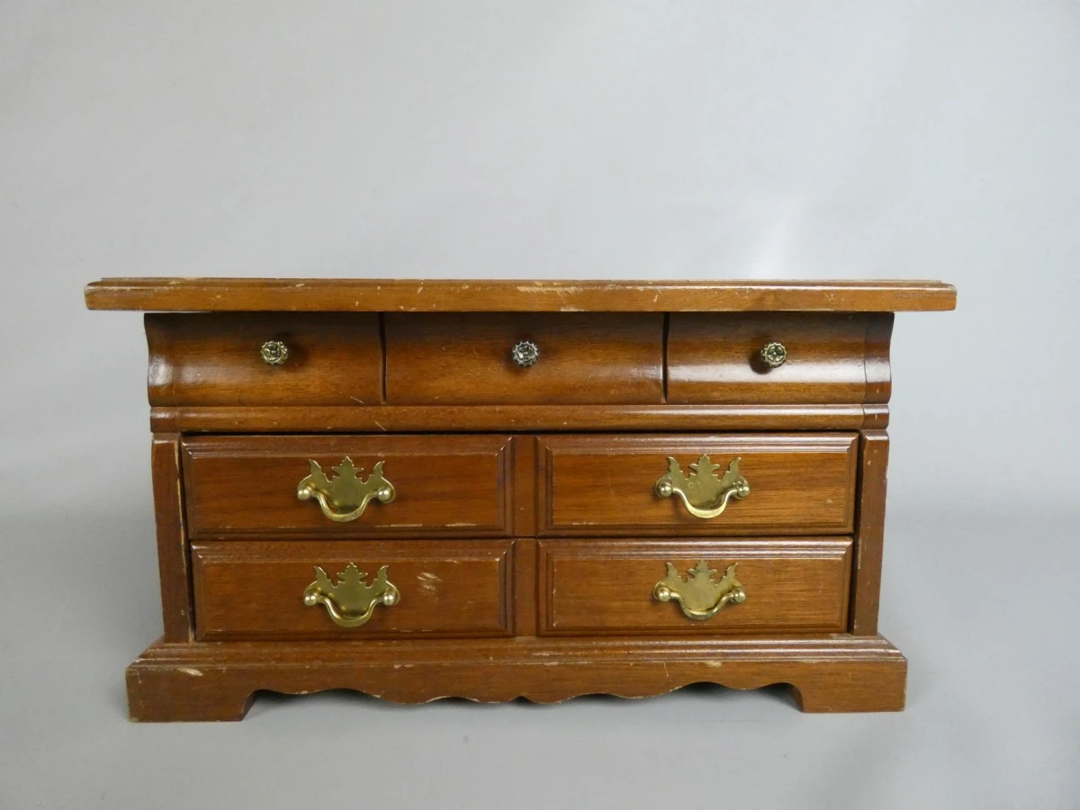 Houten sieradenkist in dressoirstijl