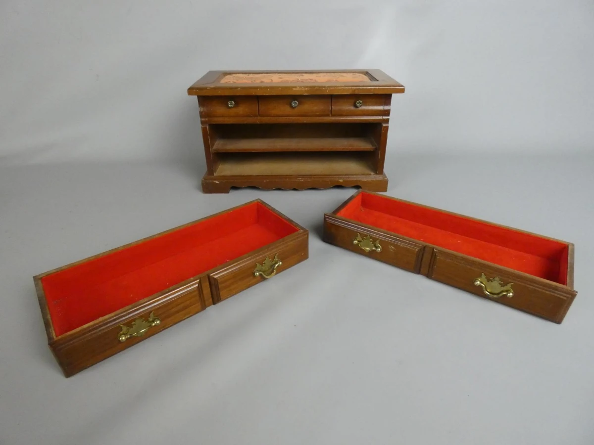 Houten sieradenkist in dressoirstijl