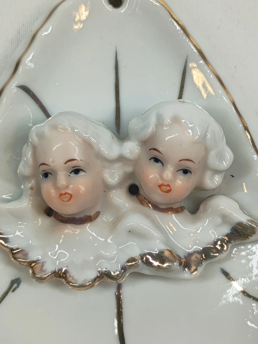 Set van 2 porseleinen wijwatervaatjes