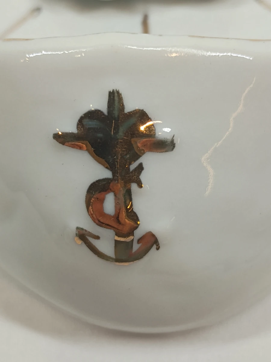 Set van 2 porseleinen wijwatervaatjes