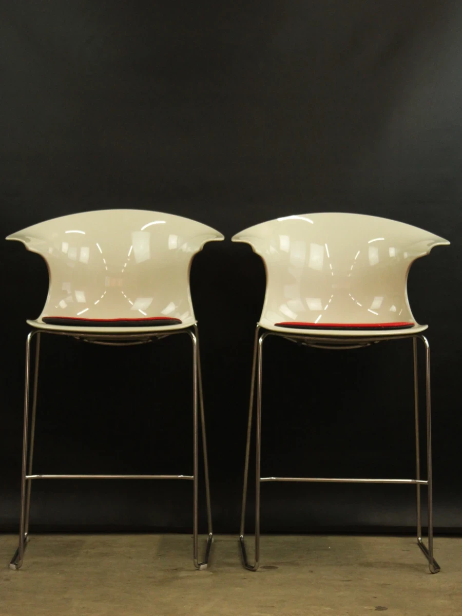 Kubikoff barstoelen wit met rode kussens