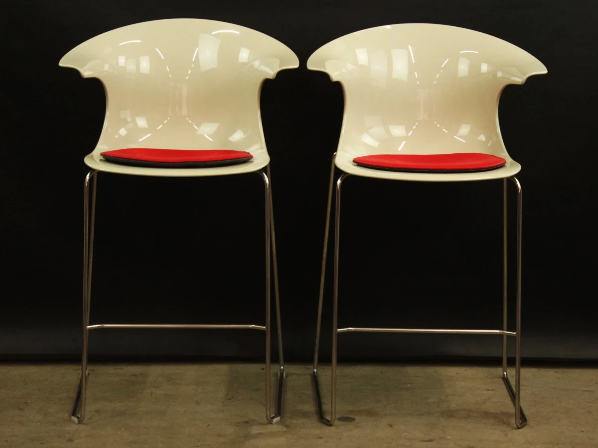 Kubikoff barstoelen wit met rode kussens
