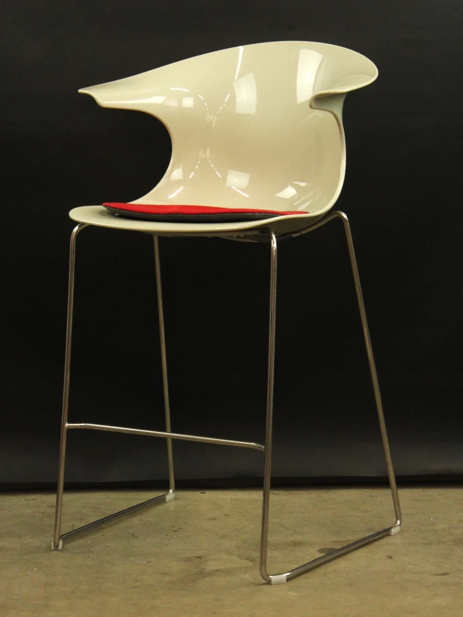 Kubikoff barstoelen wit met rode kussens