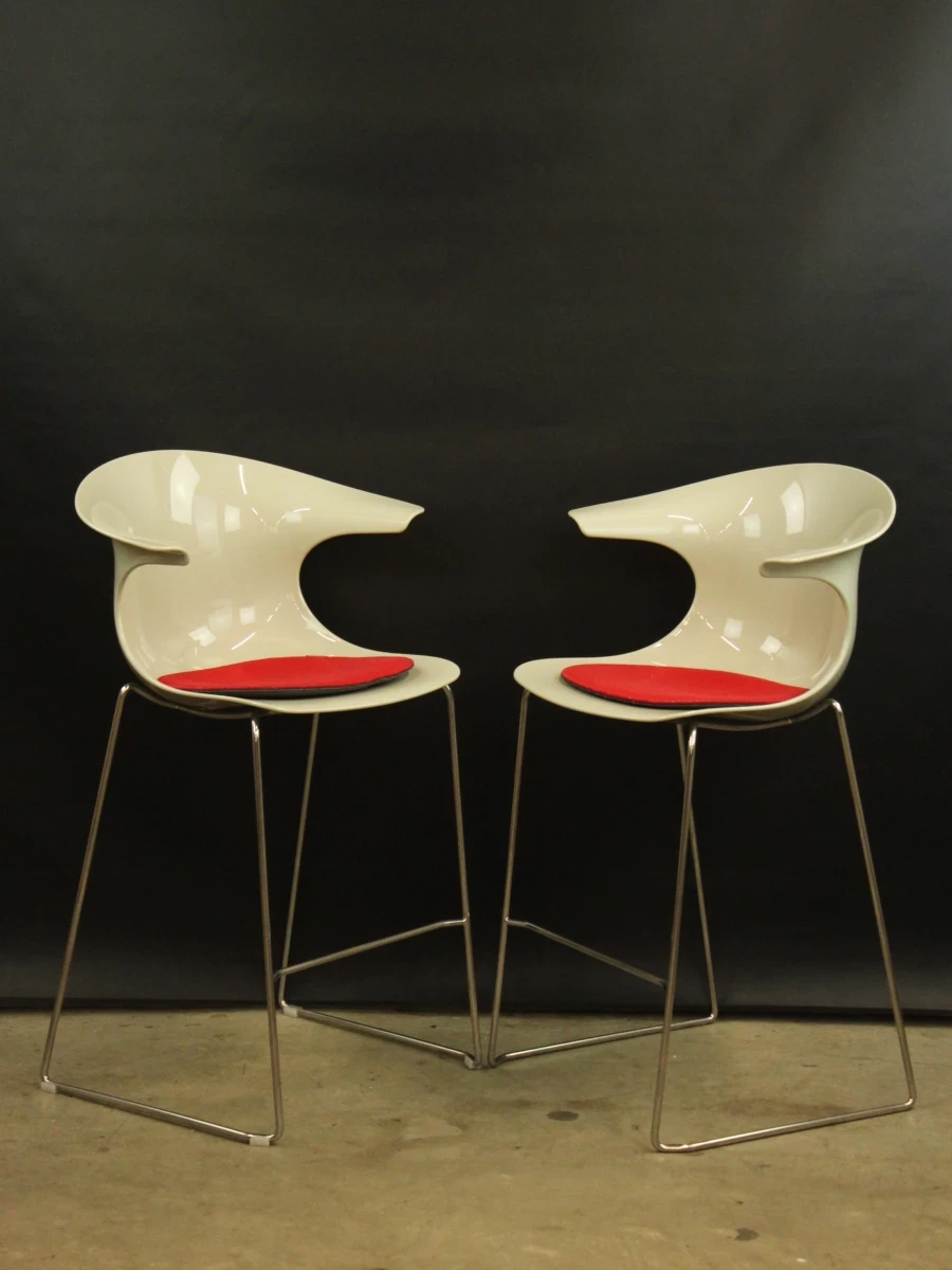 Kubikoff barstoelen wit met rode kussens
