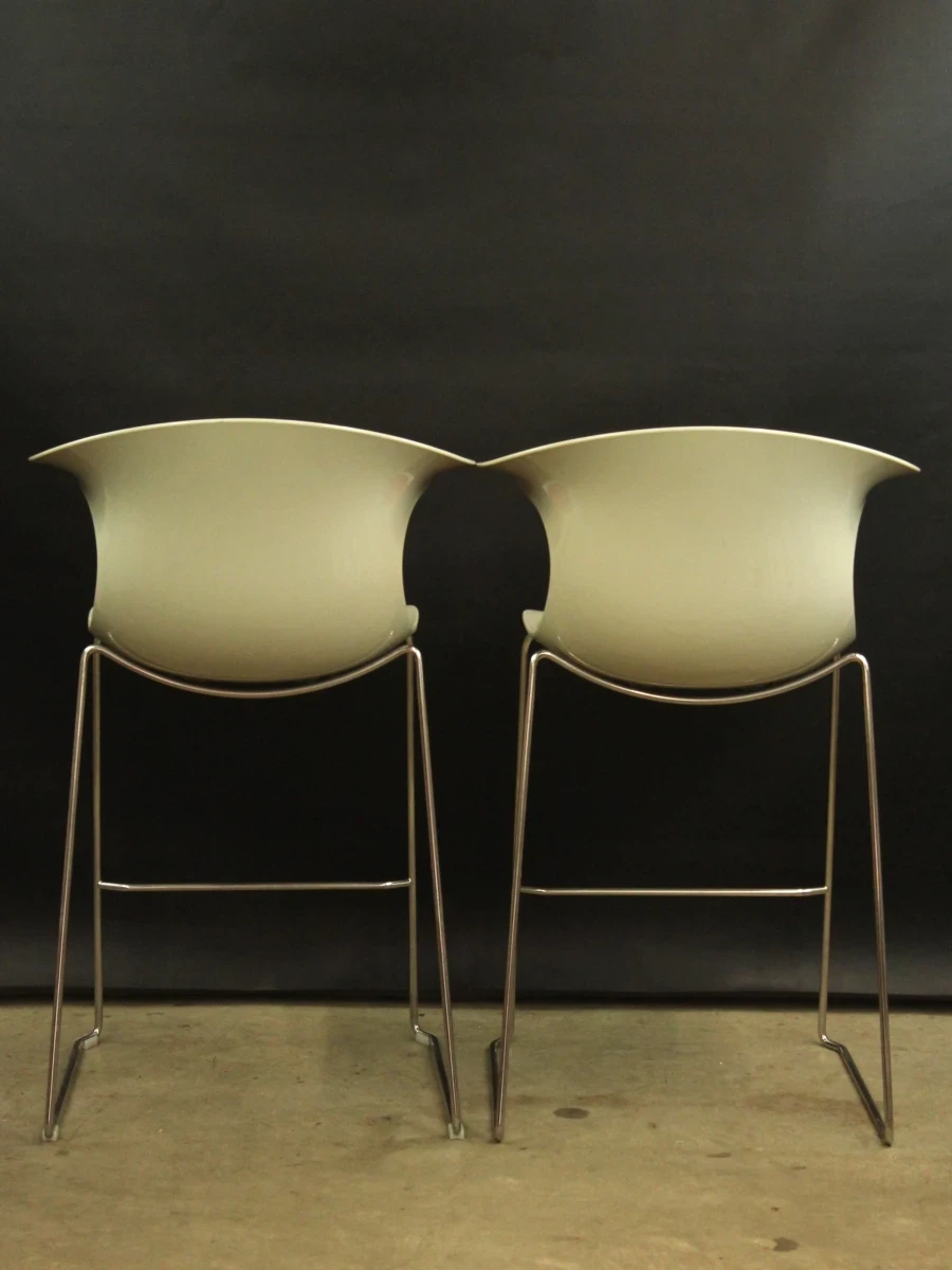 Kubikoff barstoelen wit met rode kussens