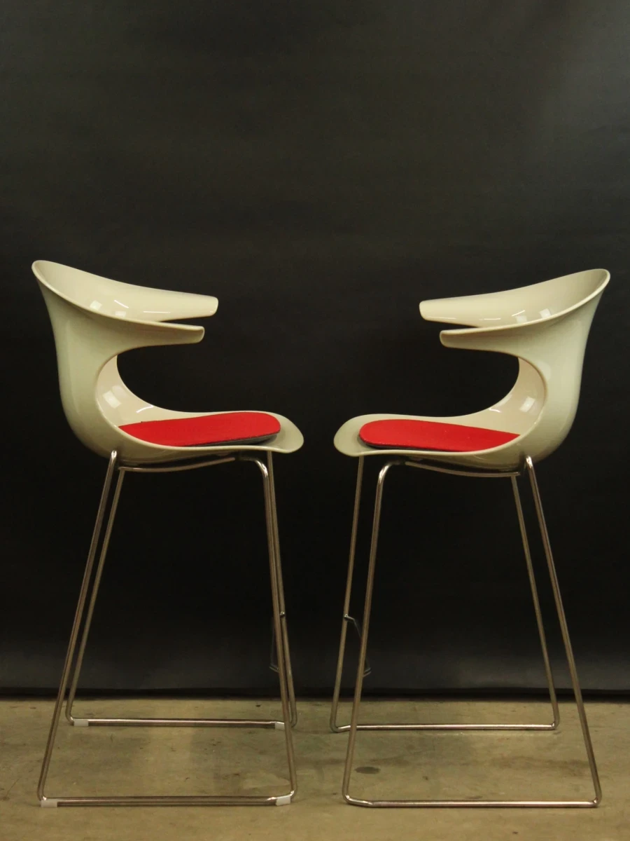 Kubikoff barstoelen wit met rode kussens