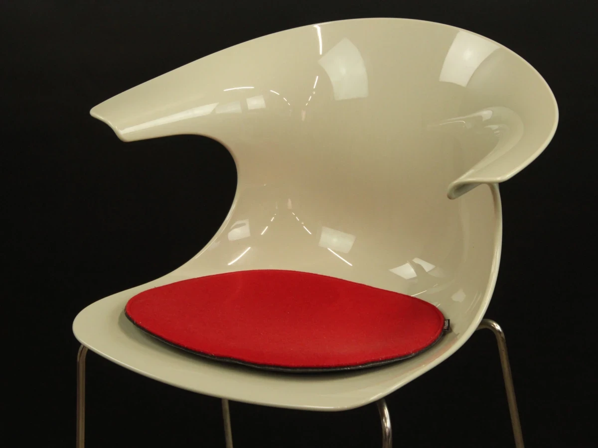 Kubikoff barstoelen wit met rode kussens