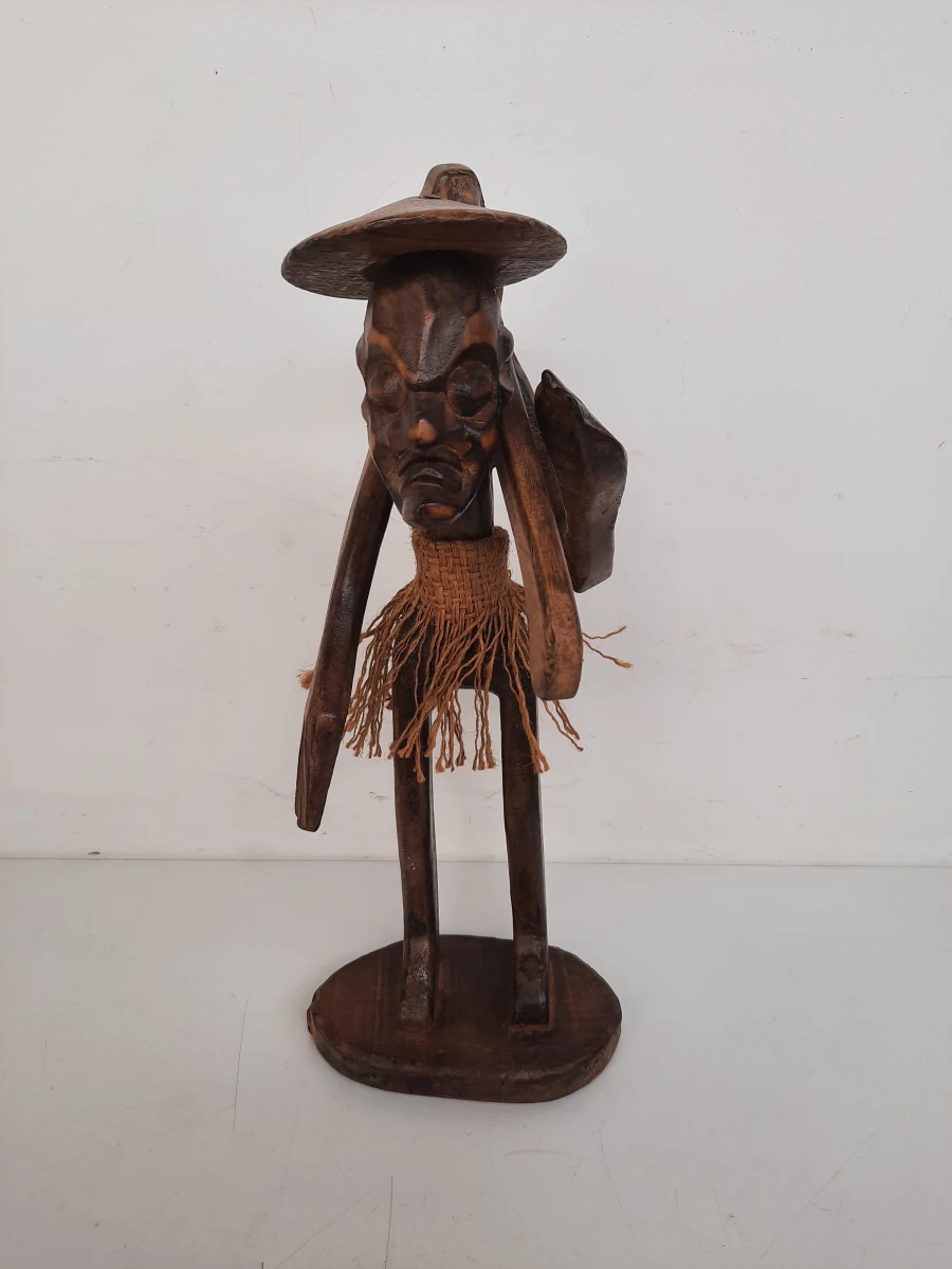 Karaktervol houten beeld van Aziatische/Indonesische rijstboer met werktuig
