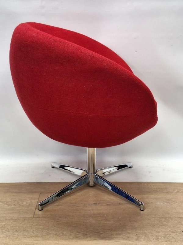 Iconische rode Planet Chair style loungestoel