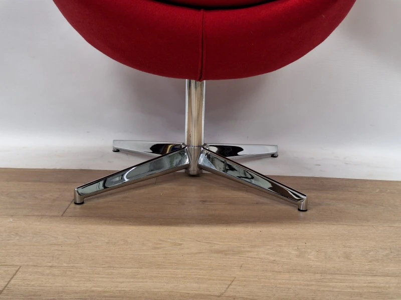 Iconische rode Planet Chair style loungestoel