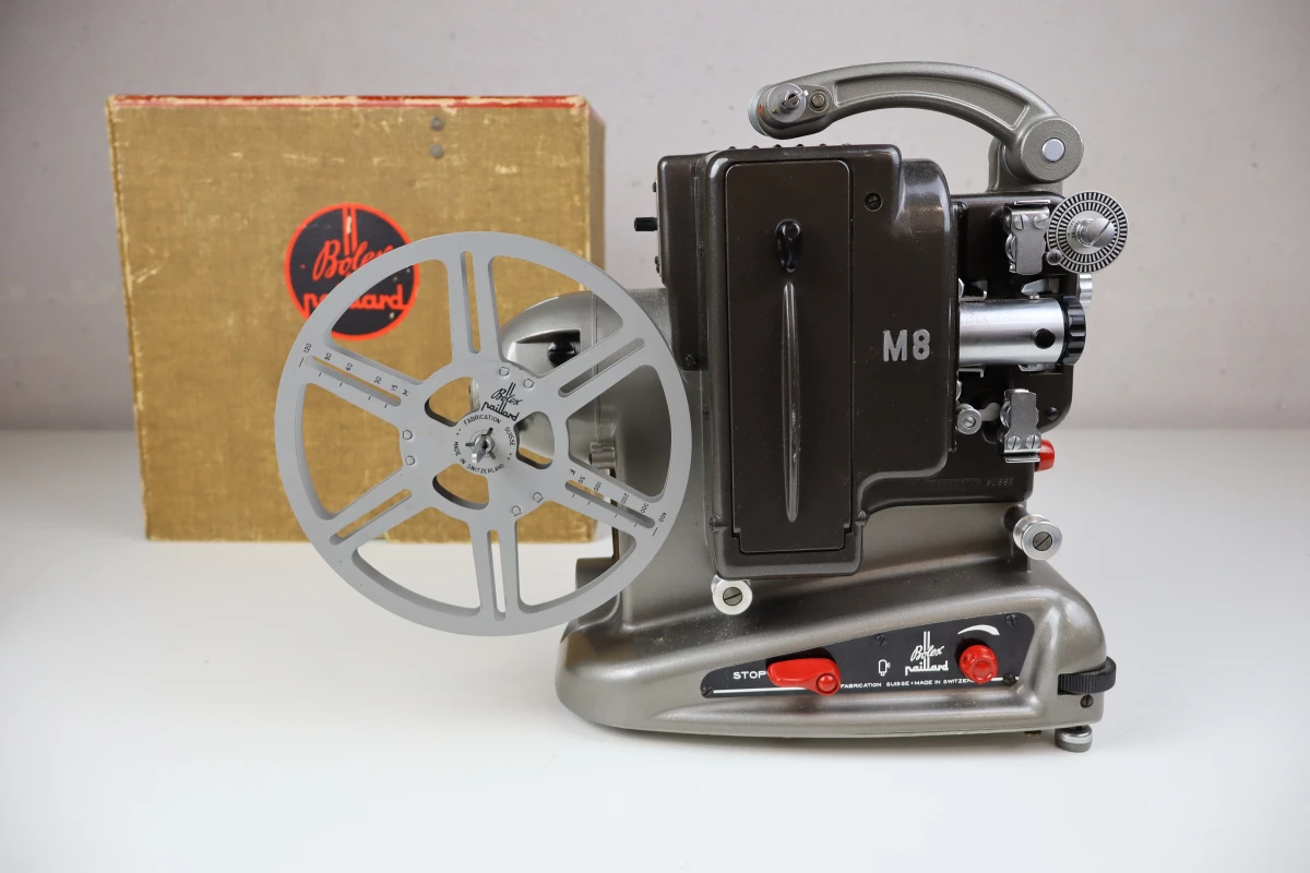 Bolex Paillard M8 filmprojector met filmrollen