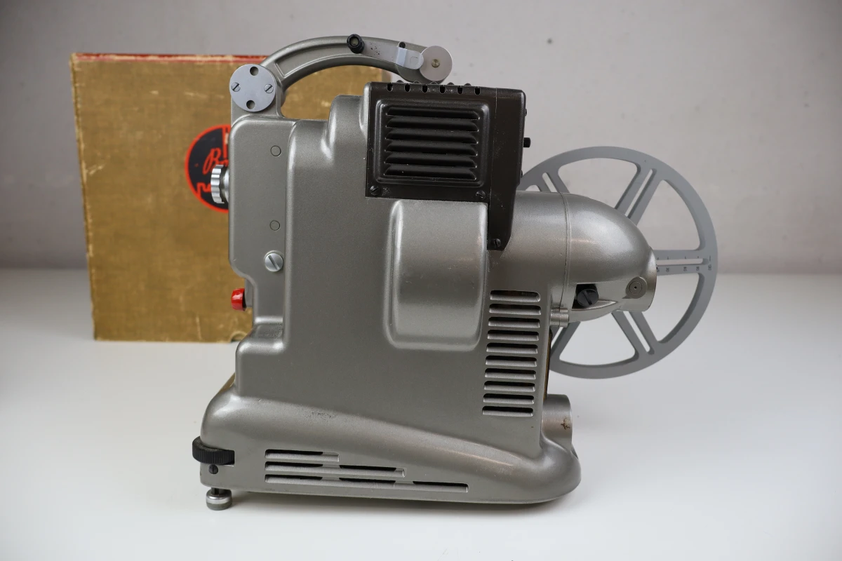 Bolex Paillard M8 filmprojector met filmrollen