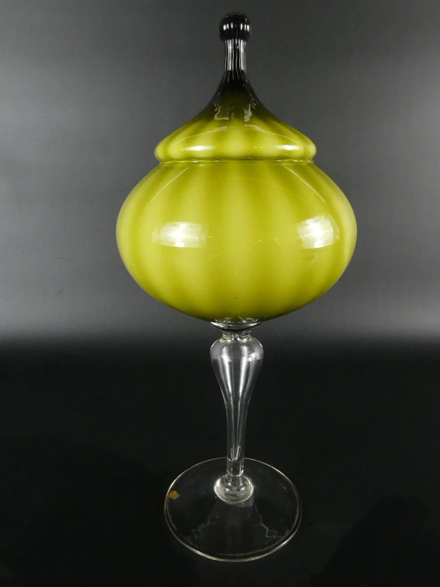 Groene glazen dekselpot met voet
