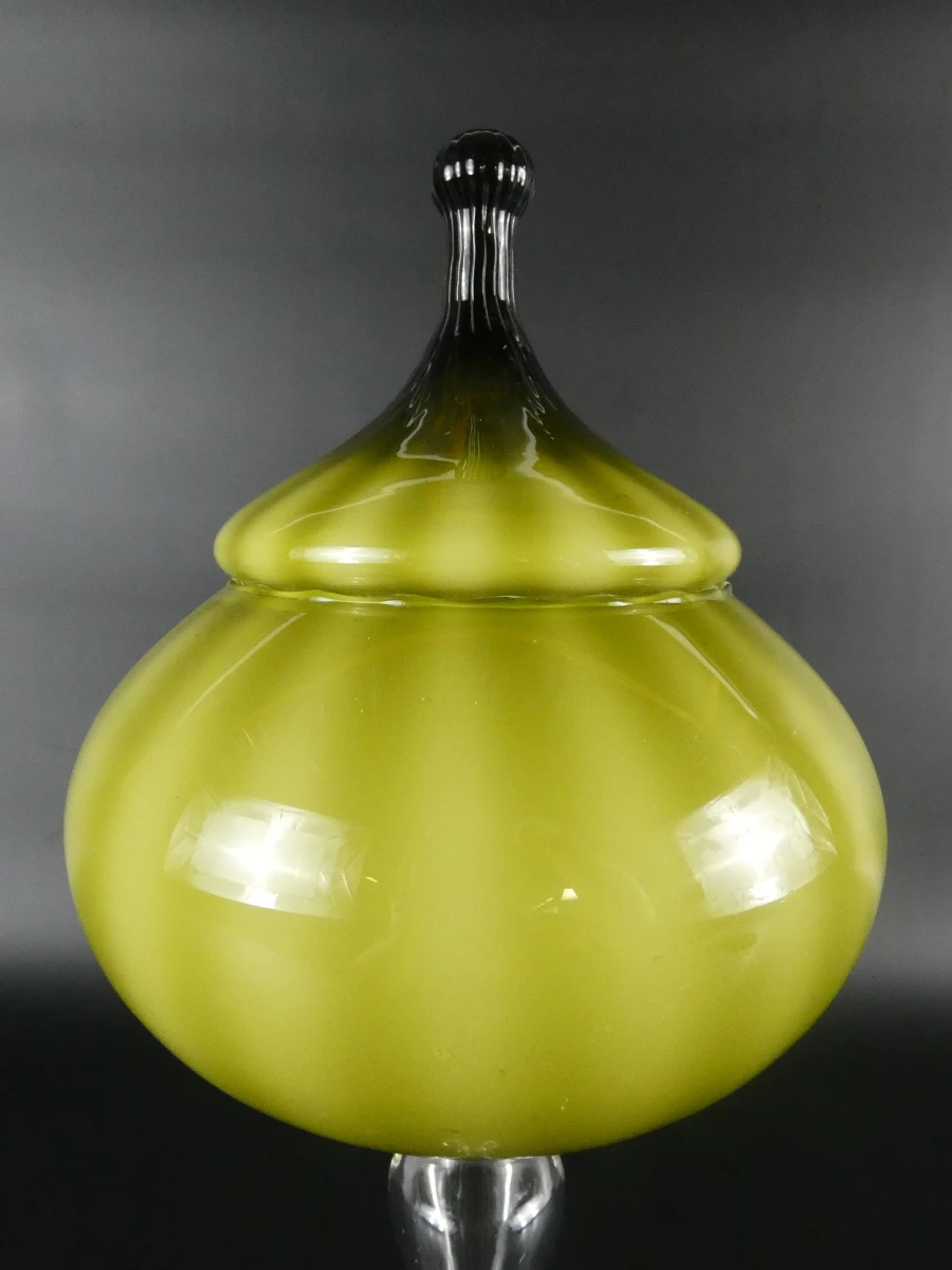 Groene glazen dekselpot met voet