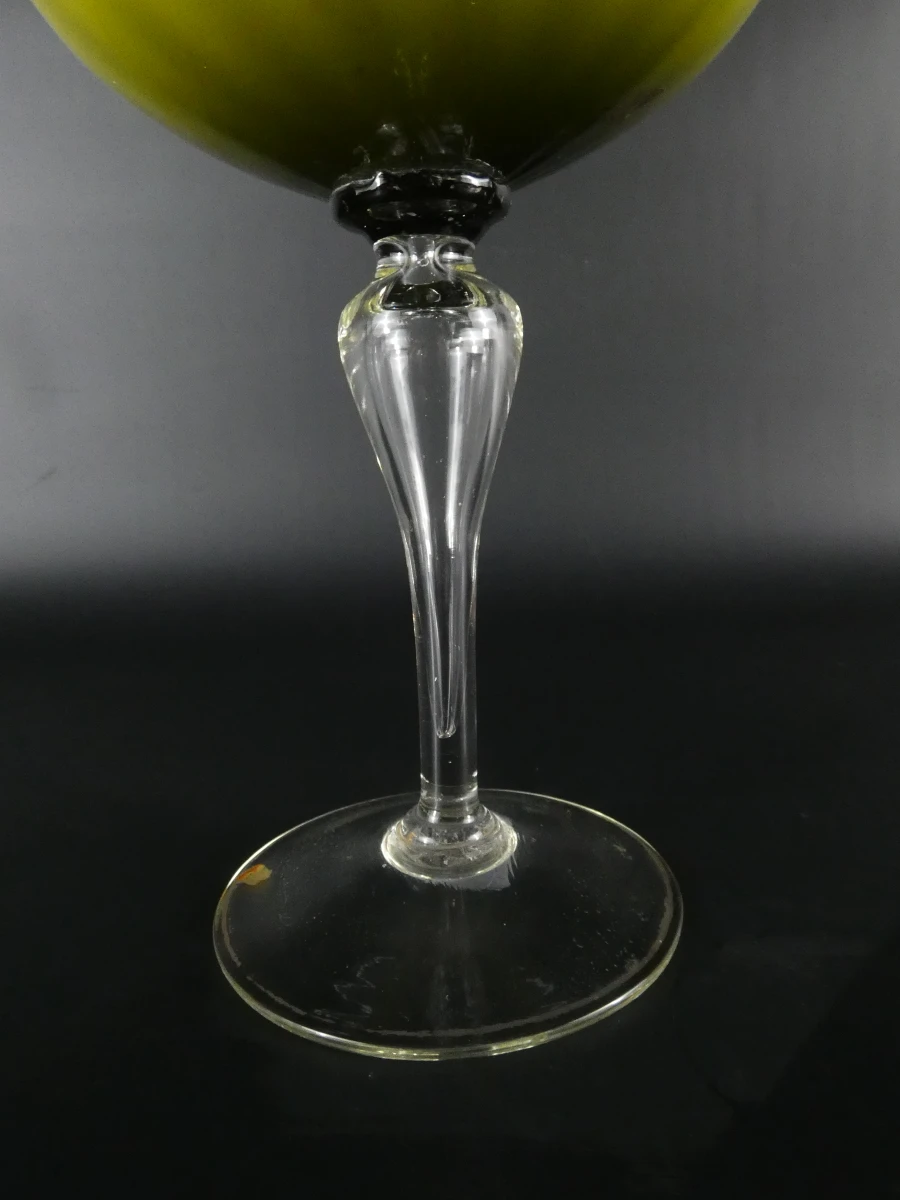 Groene glazen dekselpot met voet