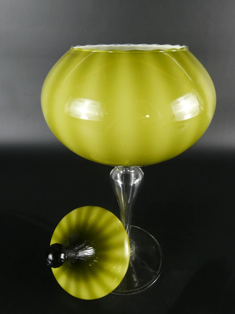 Groene glazen dekselpot met voet