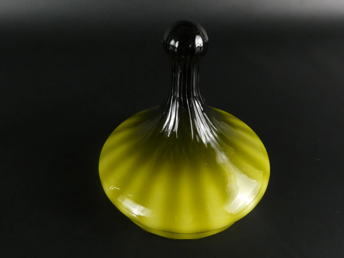 Groene glazen dekselpot met voet