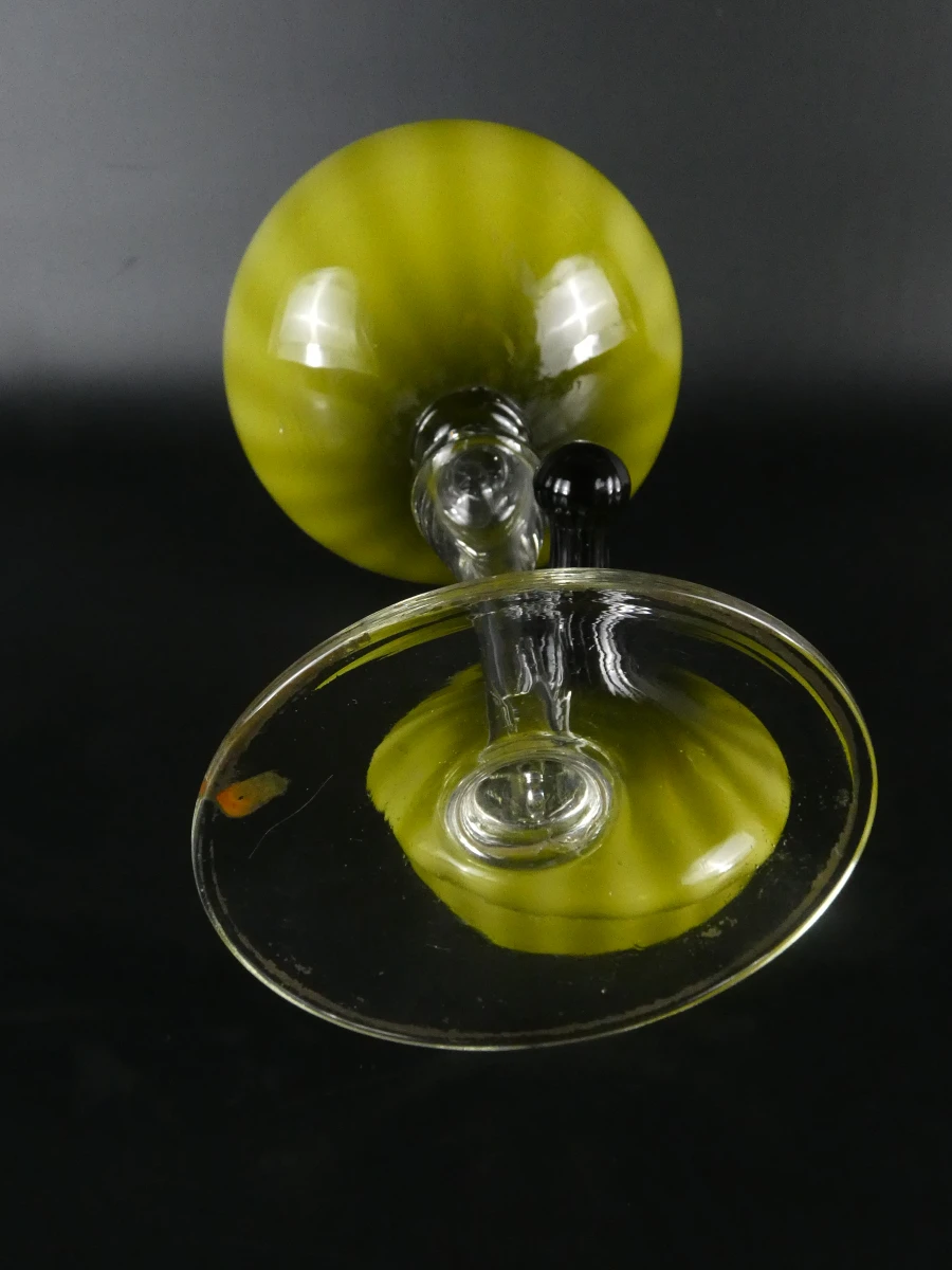 Groene glazen dekselpot met voet