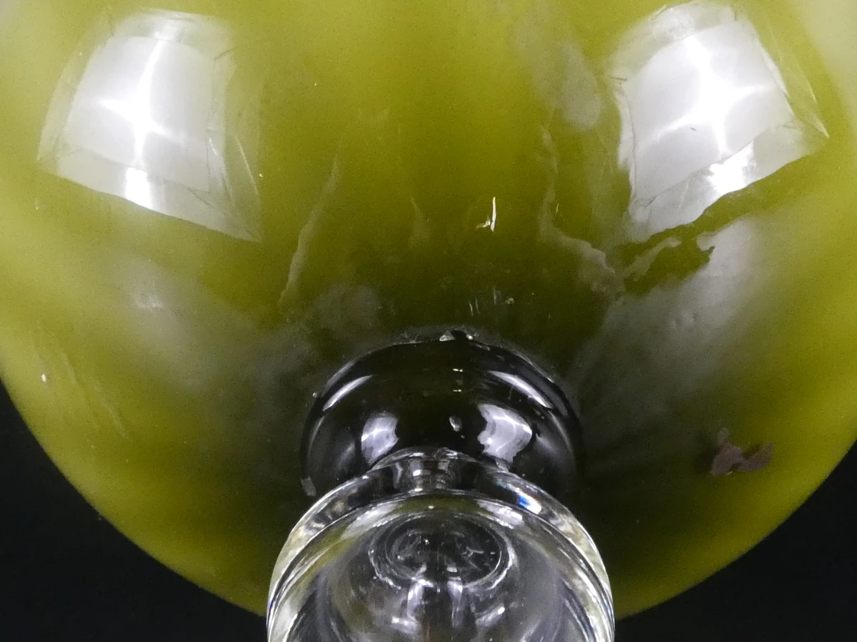 Groene glazen dekselpot met voet