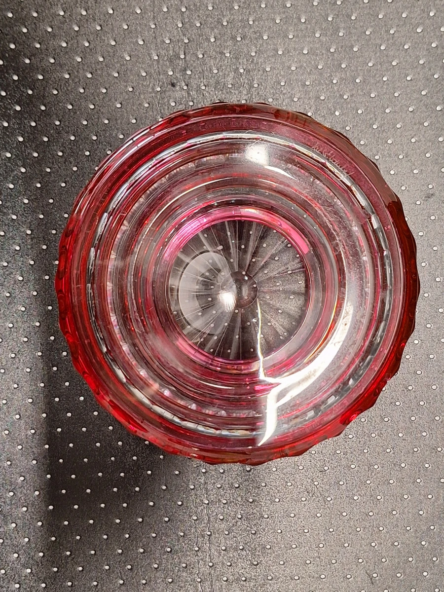 Val Saint Lambert 'Eliane' bonbonnière in canneberge kristal - Ontwerp Charles Graffart
