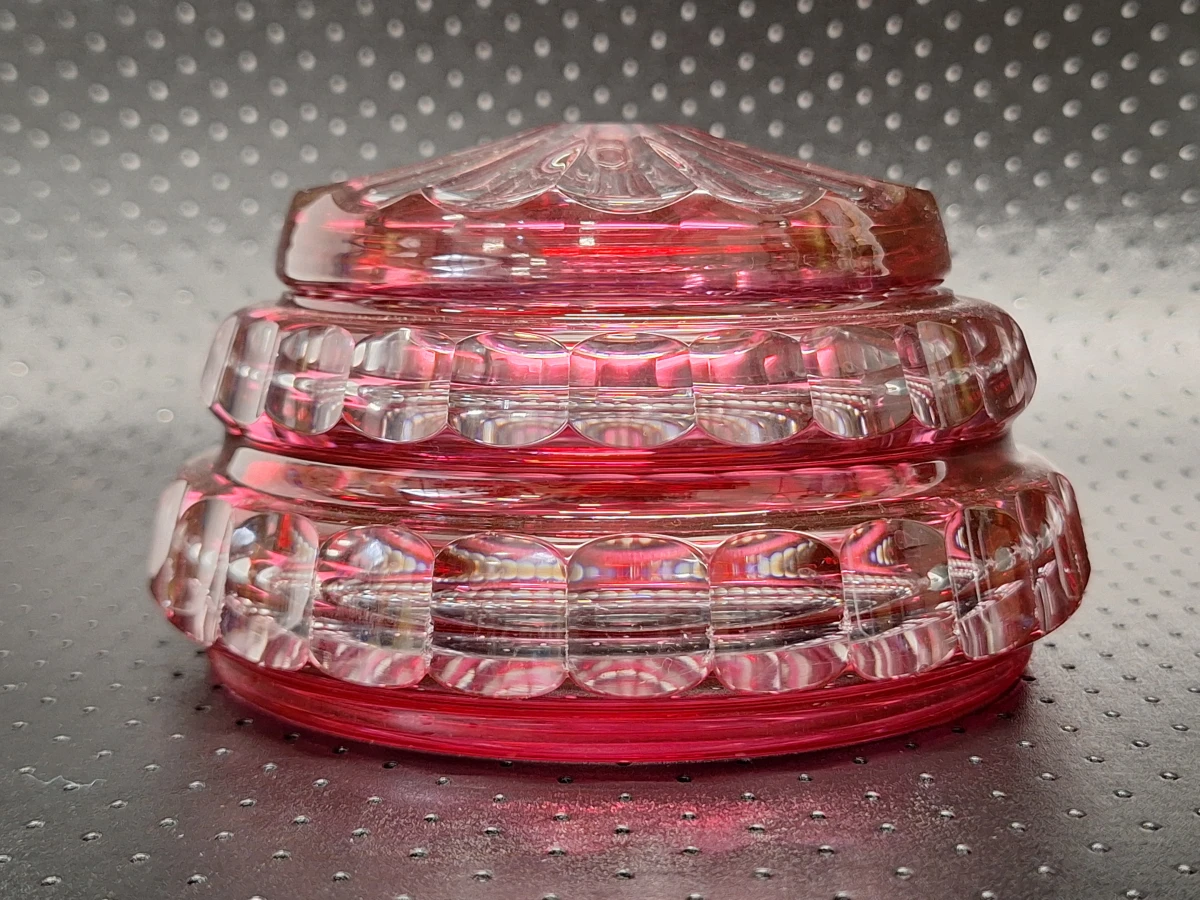 Val Saint Lambert 'Eliane' bonbonnière in canneberge kristal - Ontwerp Charles Graffart