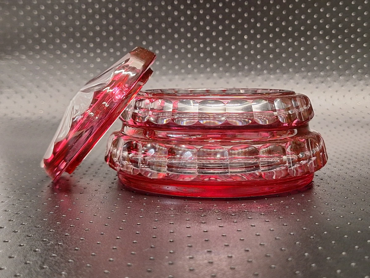 Val Saint Lambert 'Eliane' bonbonnière in canneberge kristal - Ontwerp Charles Graffart