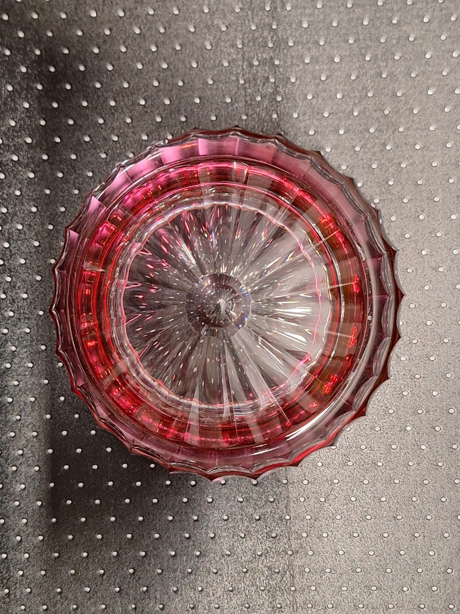 Val Saint Lambert 'Eliane' bonbonnière in canneberge kristal - Ontwerp Charles Graffart