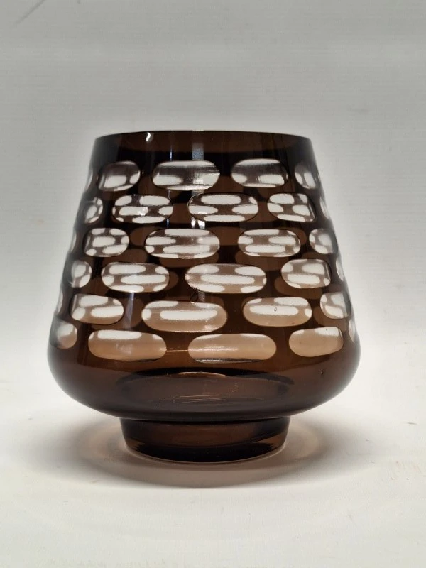 Vintage design vaas in geslepen dubbelglas - rookglas met geometrisch motief - foto 3