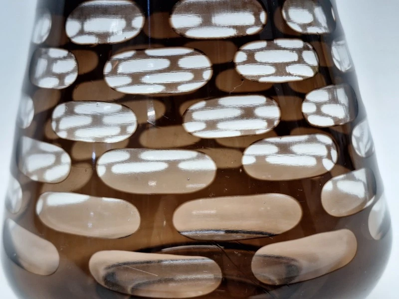 Vintage design vaas in geslepen dubbelglas - rookglas met geometrisch motief - foto 4