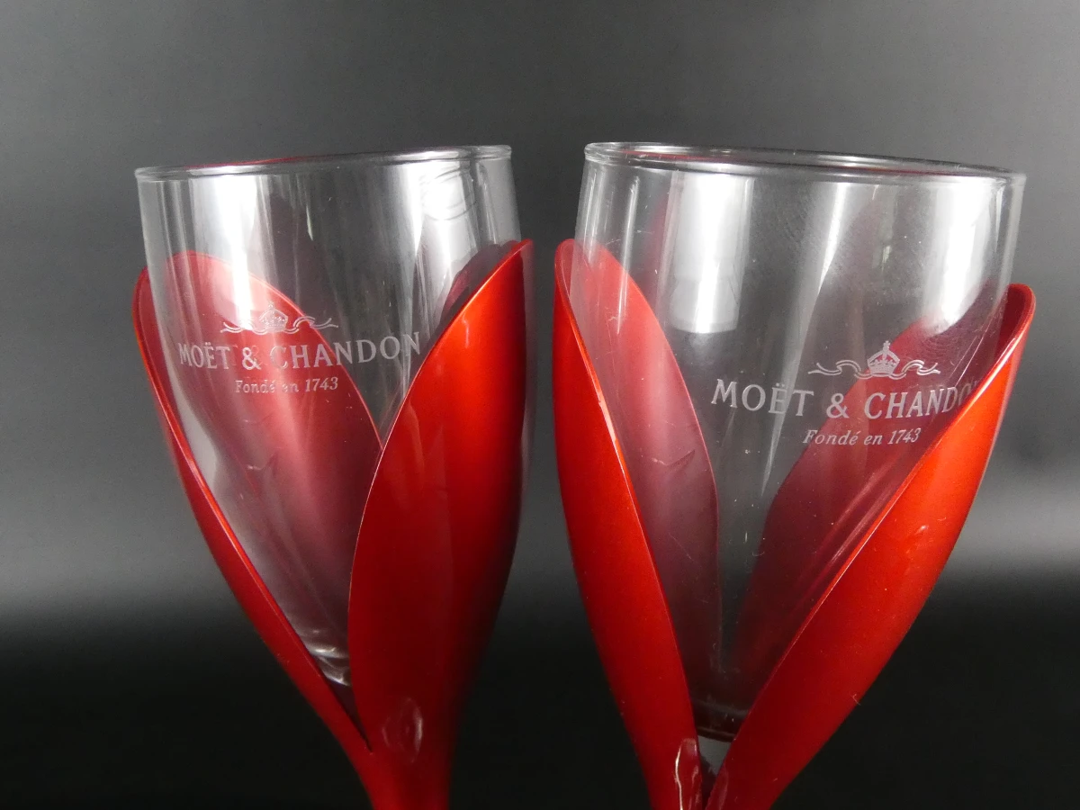 4 rode Moët & Chandon champagneglazen met houder