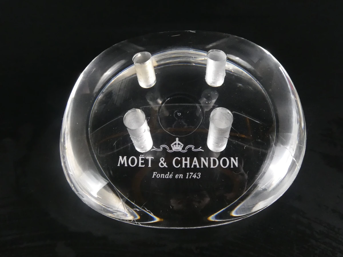 4 rode Moët & Chandon champagneglazen met houder
