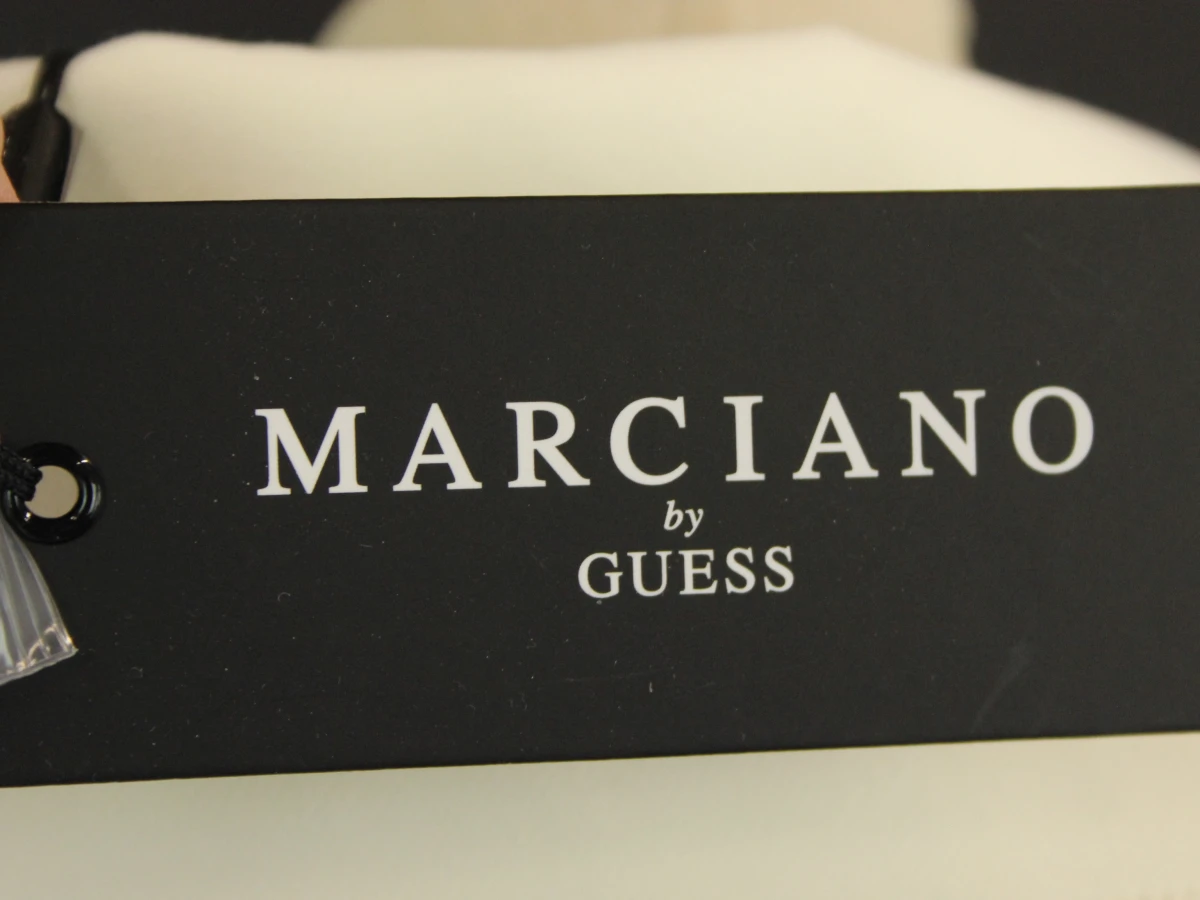 Marciano by Guess - elegante, crèmekleurige ceintuurjurk met knappe kraag