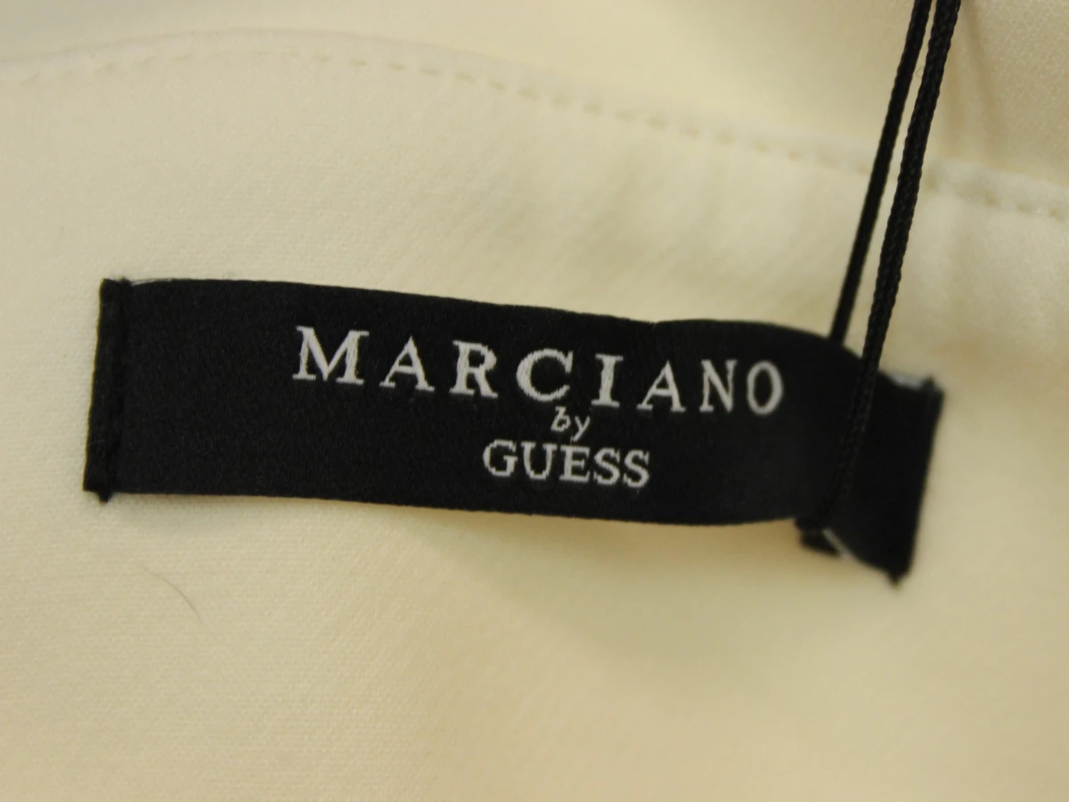 Marciano by Guess - elegante, crèmekleurige ceintuurjurk met knappe kraag